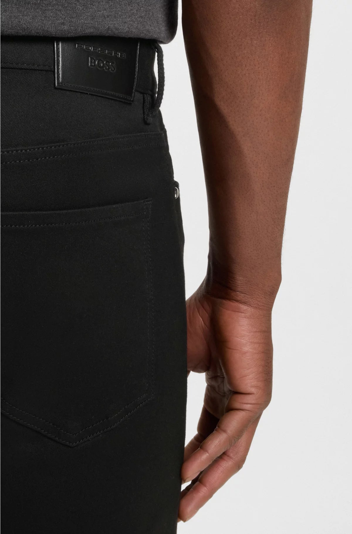 TAPERED-FIT JEANS IN BLACK STRETCH DENIM
